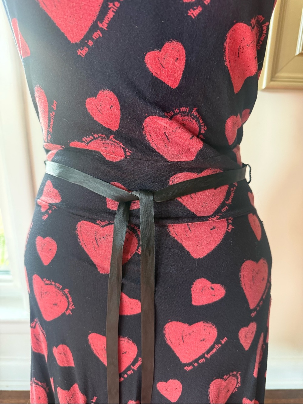RED HEART PRINT SLEEVELESS DRESS - Picture 4 of 9